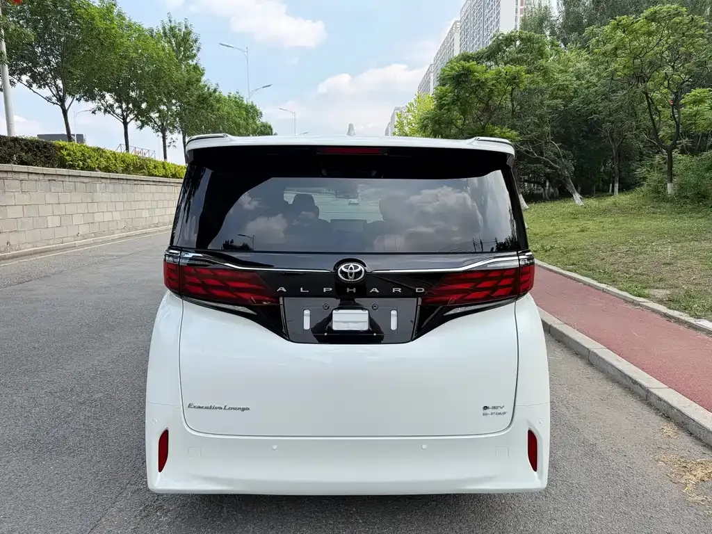 Toyota Alphard — фото 8