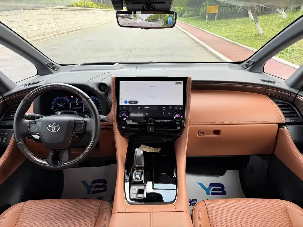 Toyota Alphard — фото 2