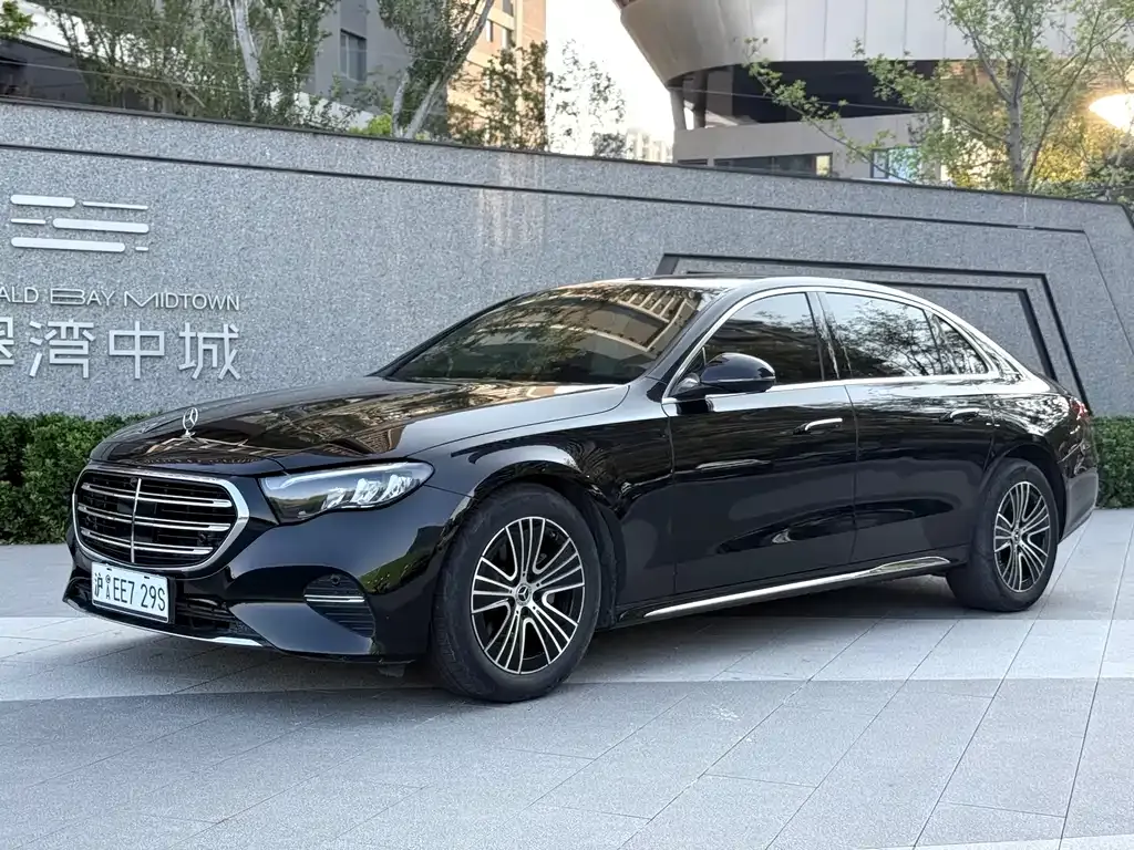 Mercedes-Benz E-Class — фото 1