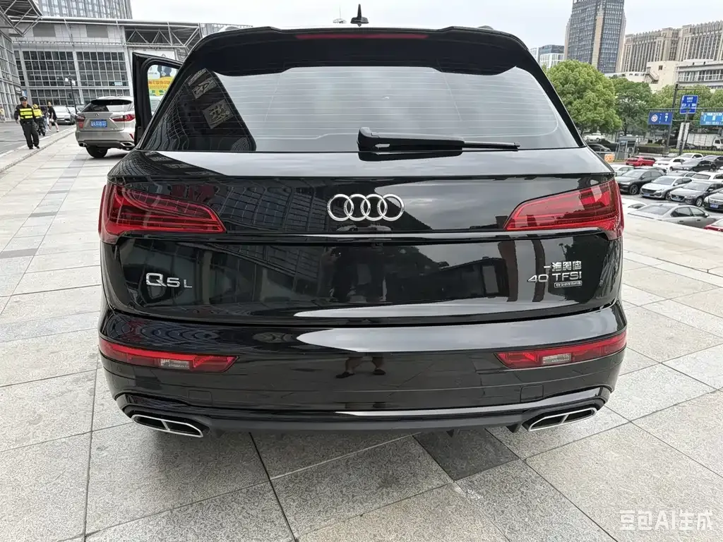 Audi Q5L — фото 3