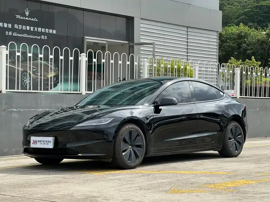 Tesla Model 3 — фото 1