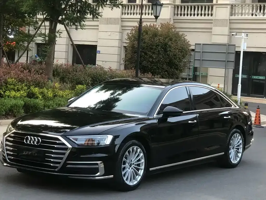 Audi A8 — фото 1