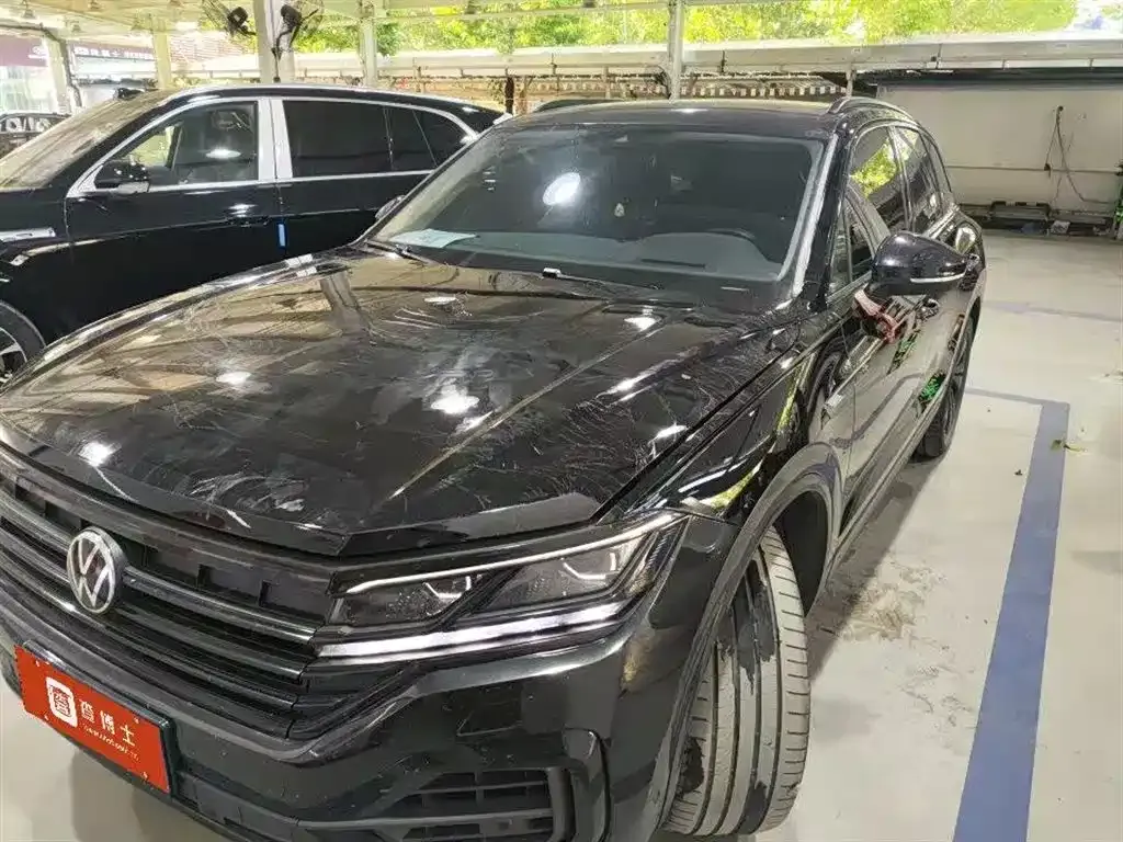 Volkswagen Touareg — фото 1