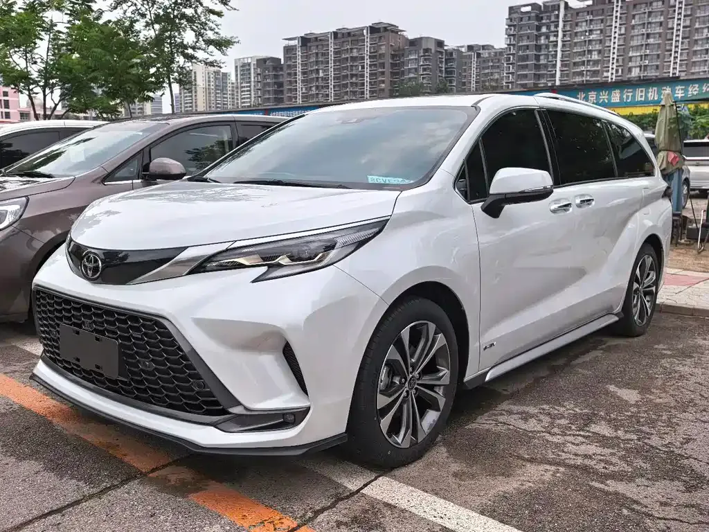Toyota Granvia — фото 1