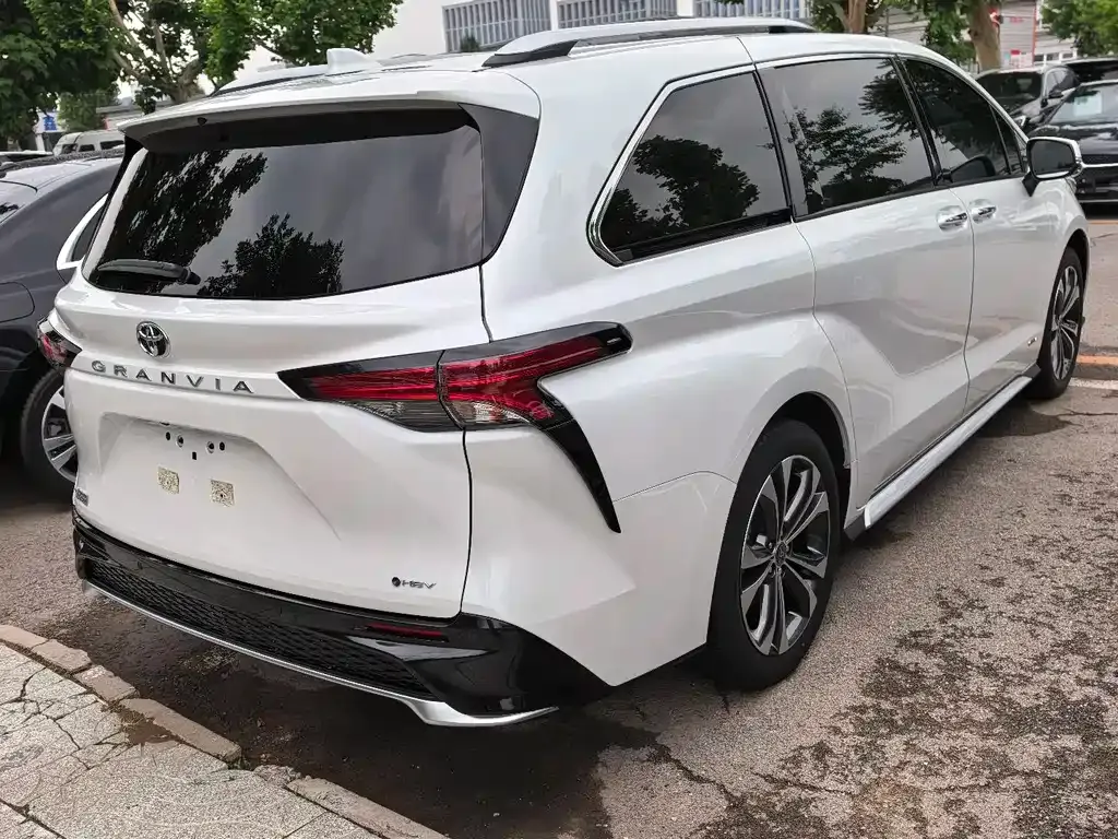 Toyota Granvia — фото 4