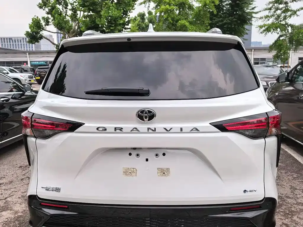 Toyota Granvia — фото 7