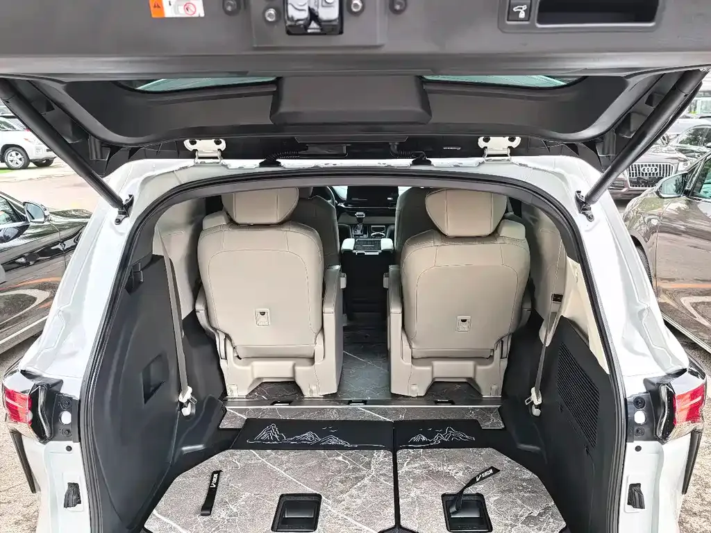 Toyota Granvia — фото 6