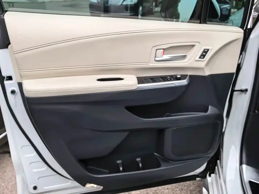 Toyota Granvia — фото 2