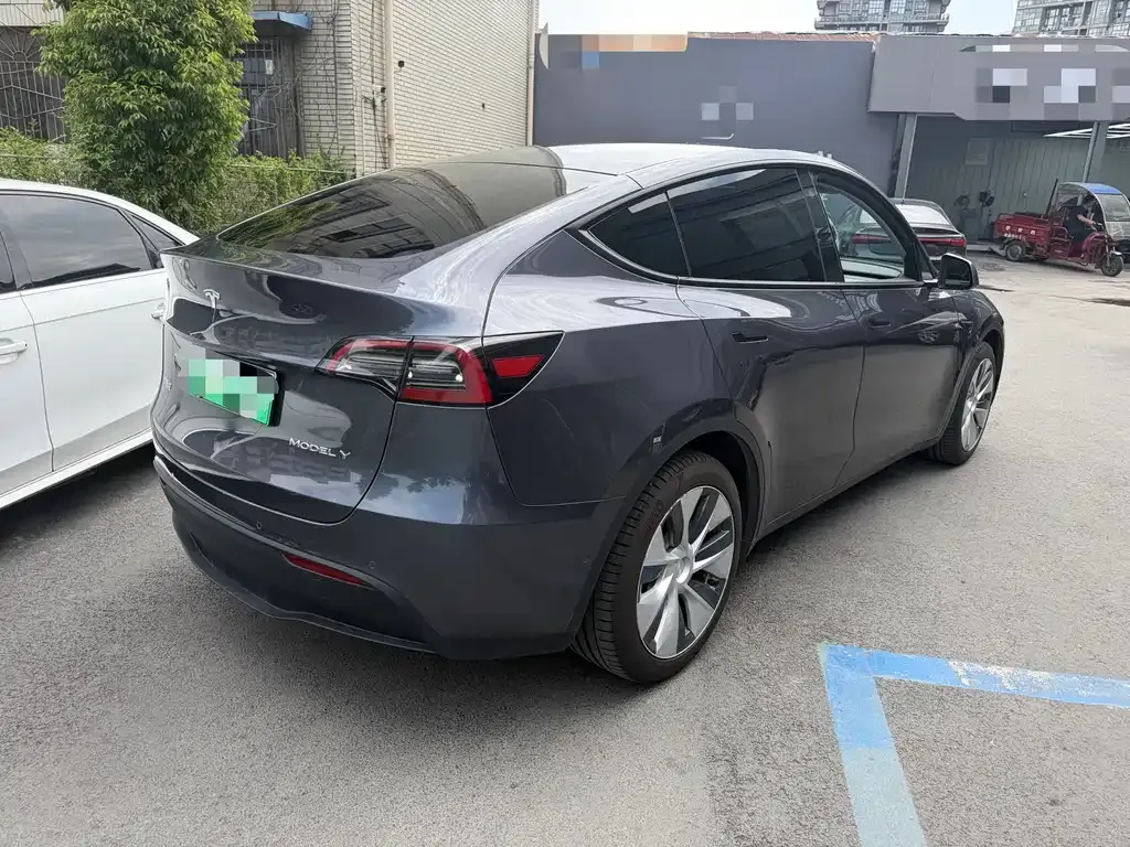 Tesla Model Y — фото 8