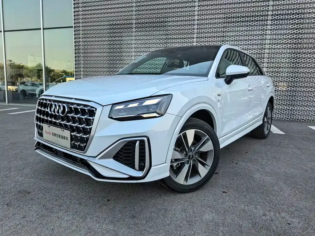 Audi Q2L — фото 1