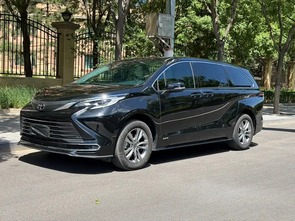 Toyota Sienna — фото 1