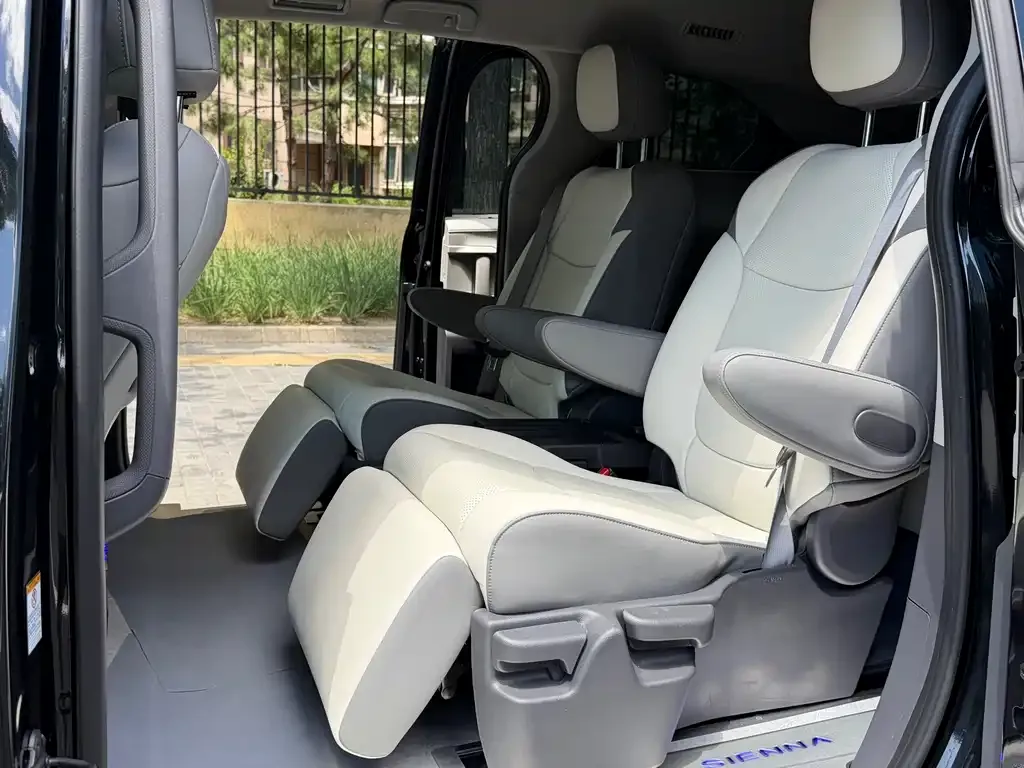Toyota Sienna — фото 3
