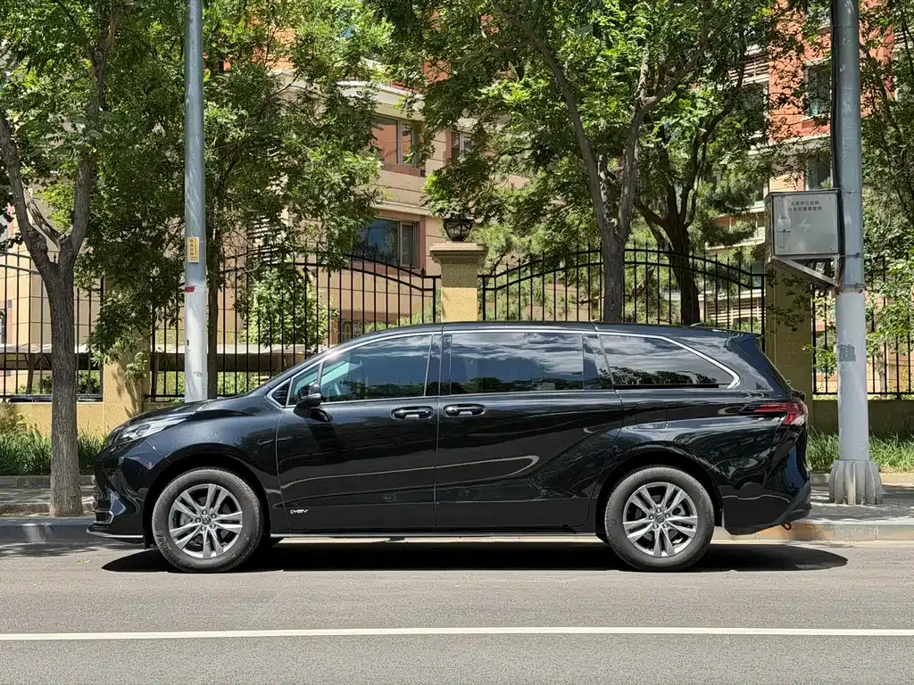 Toyota Sienna — фото 8