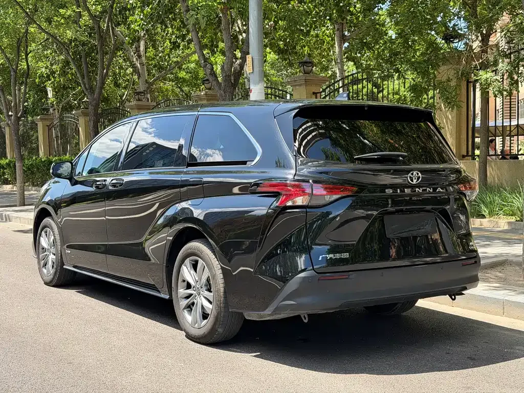Toyota Sienna — фото 10