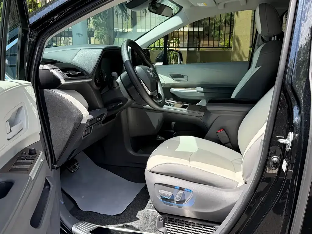 Toyota Sienna — фото 4