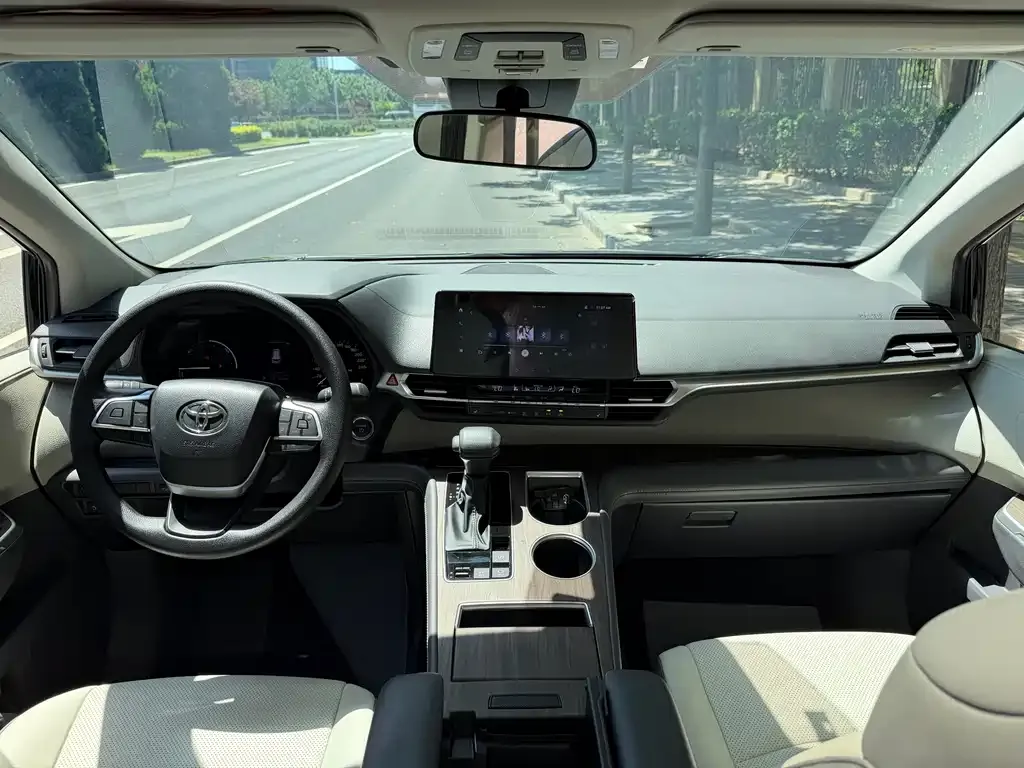 Toyota Sienna — фото 2
