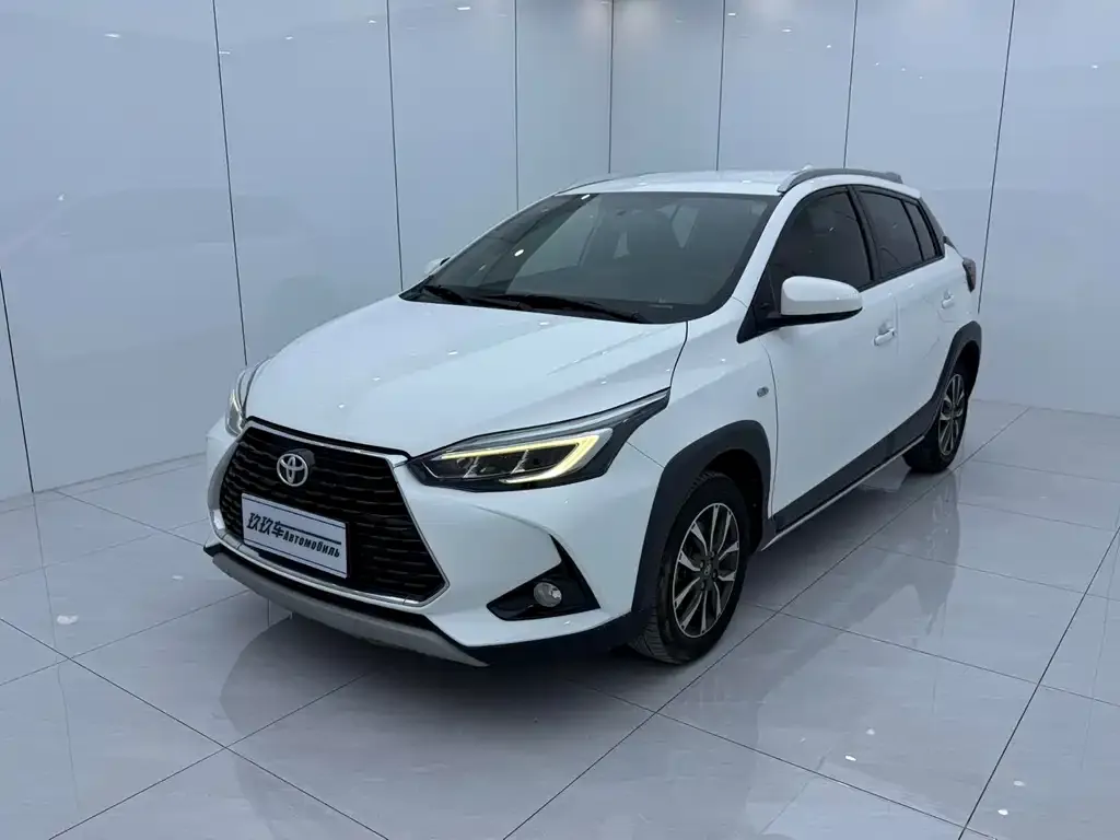 Toyota Yaris L — фото 1