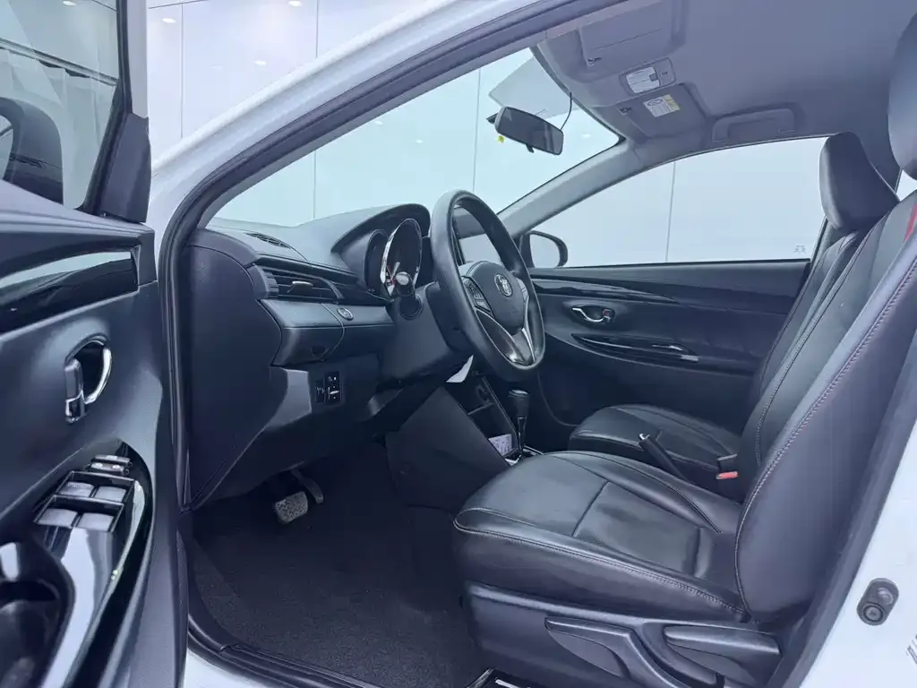 Toyota Yaris L — фото 8