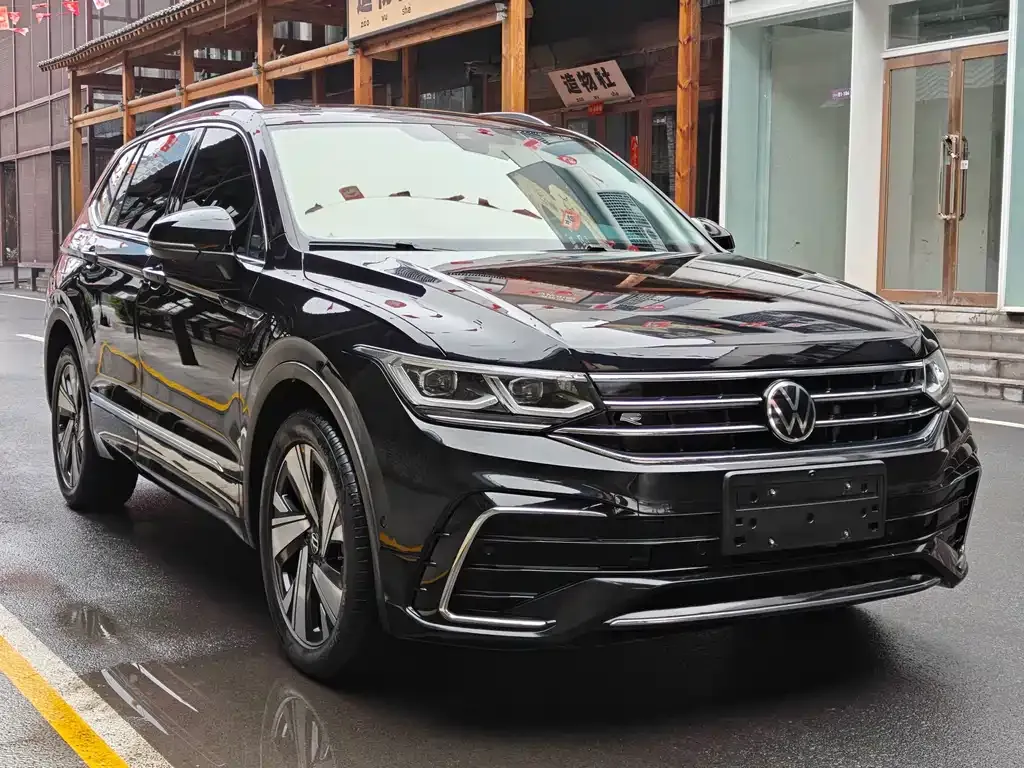 Volkswagen Tiguan L — фото 1