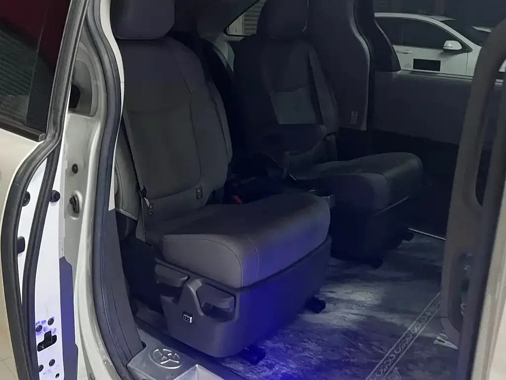 Toyota Sienna 2023 из CN, фото 4
