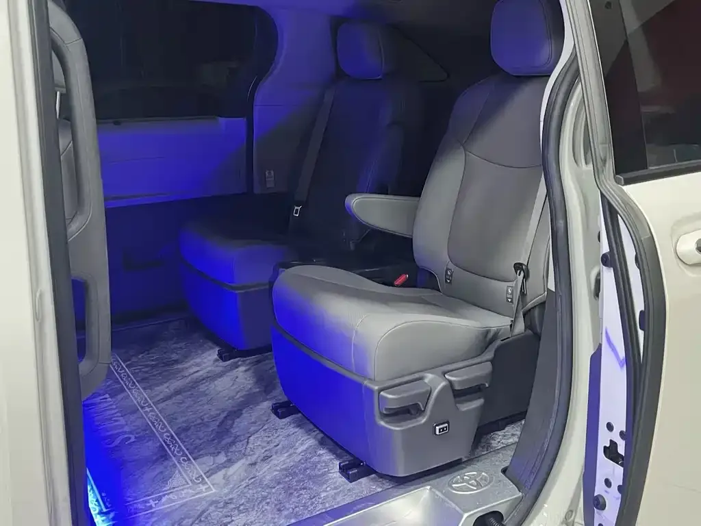 Toyota Sienna 2023 из CN, фото 3