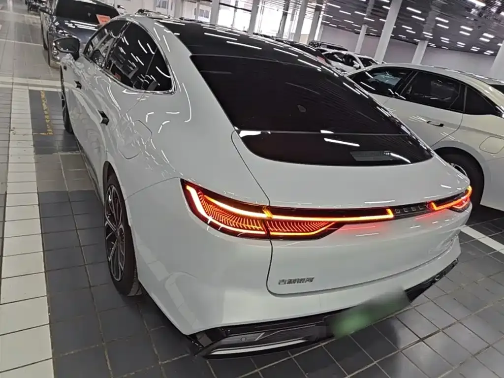Geely Galaxy E8 — фото 10