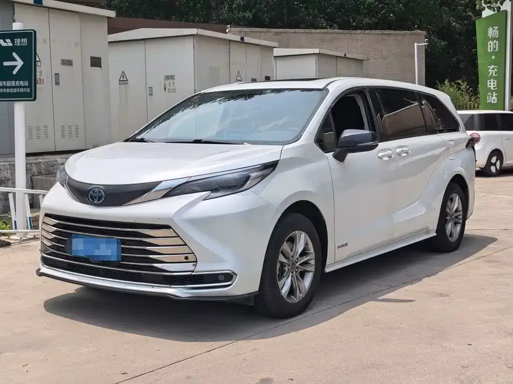 Toyota Sienna — фото 1
