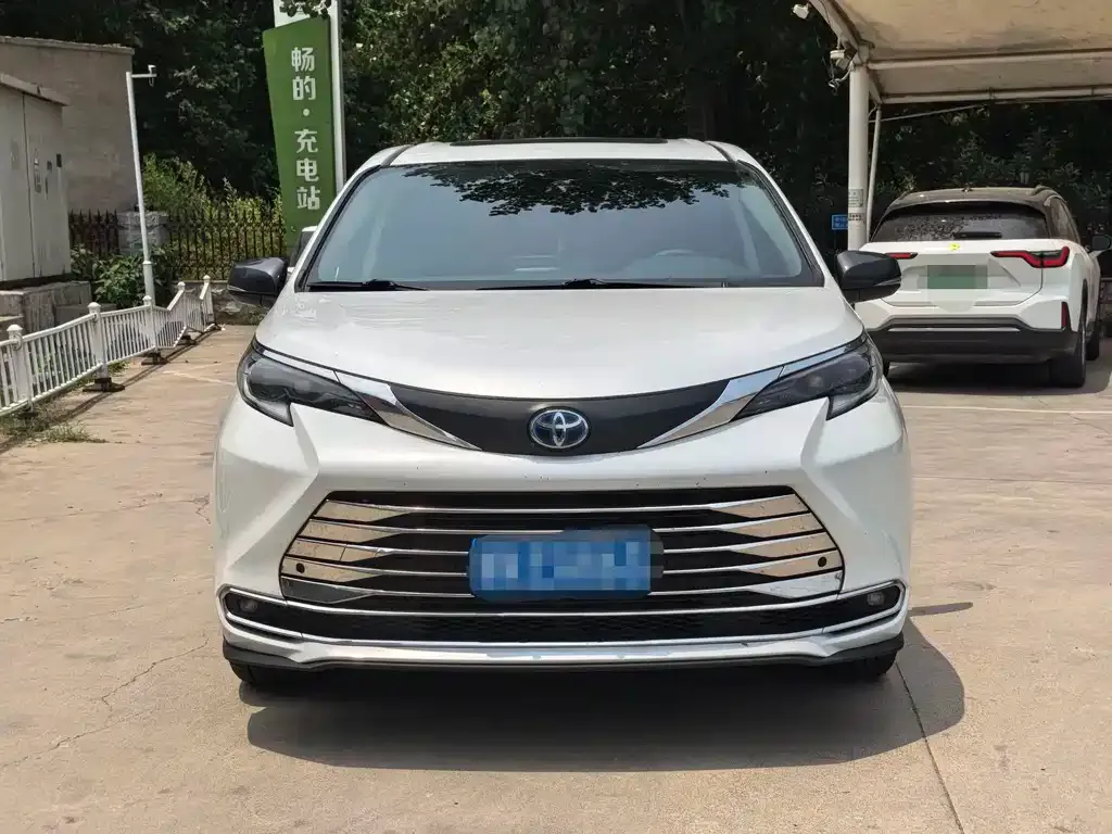 Toyota Sienna — фото 4