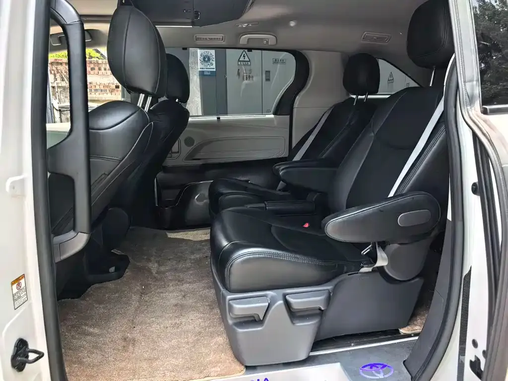 Toyota Sienna — фото 7