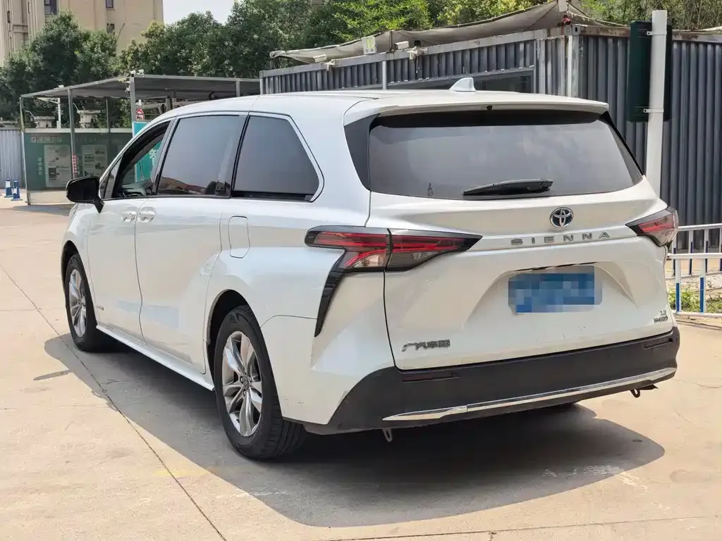 Toyota Sienna — фото 3