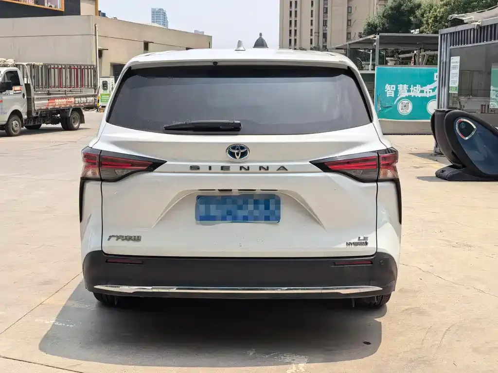 Toyota Sienna — фото 2