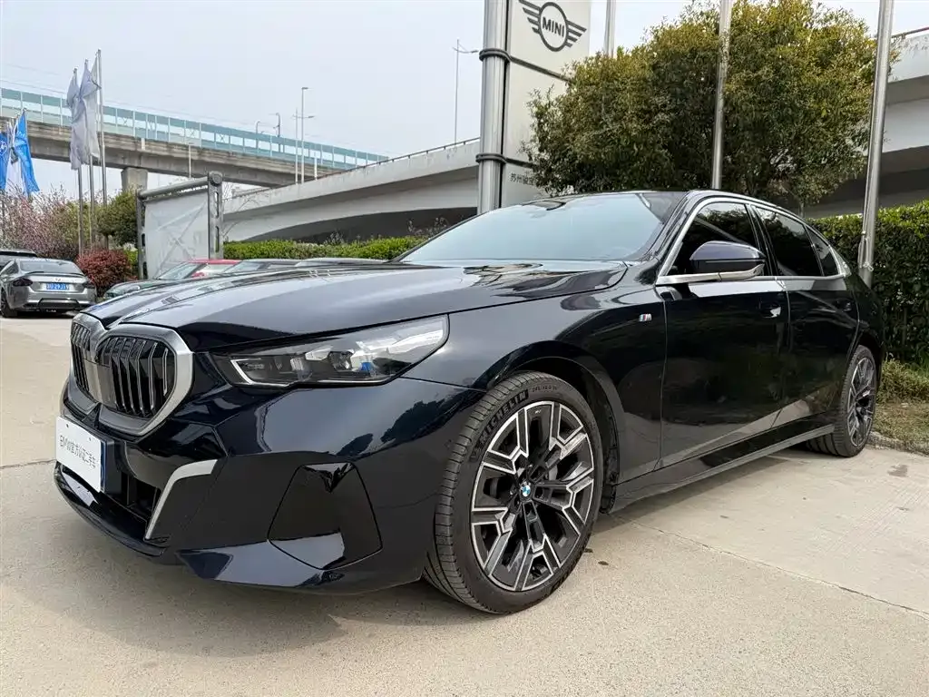 BMW 5 Series — фото 1
