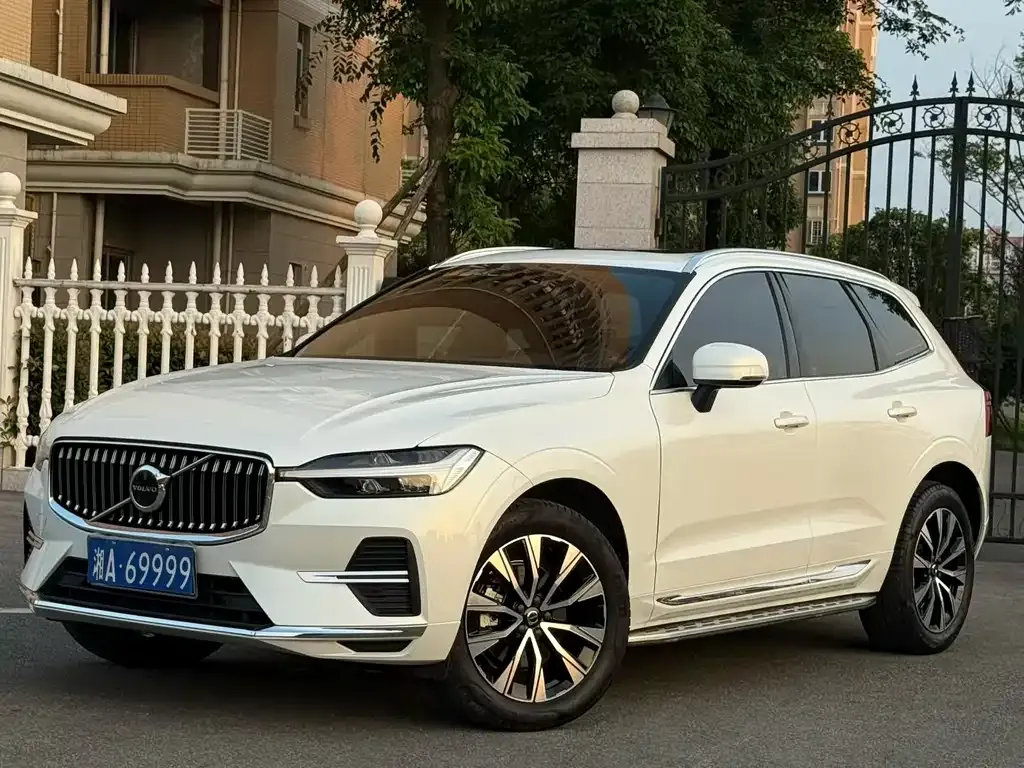 Volvo XC60 — фото 1