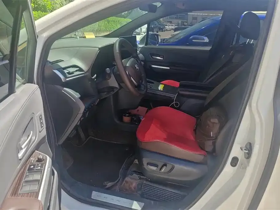 Toyota Granvia — фото 4