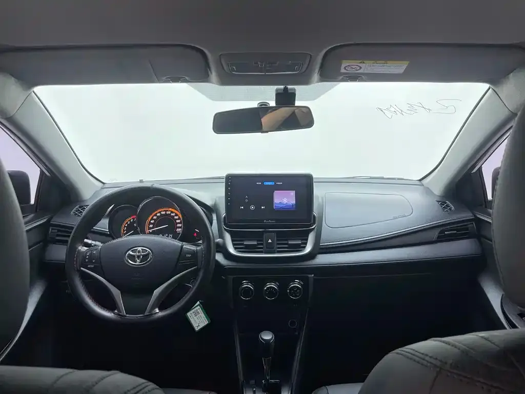 Toyota Yaris L — фото 8