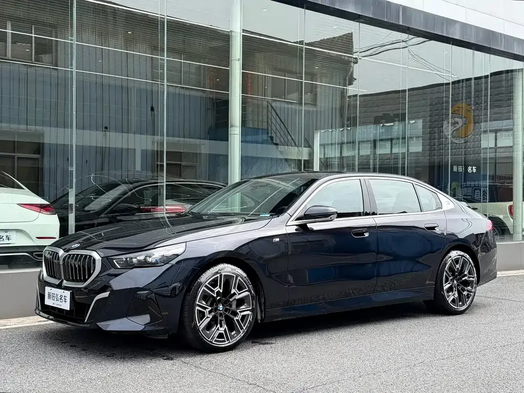 BMW 5 Series — фото 1