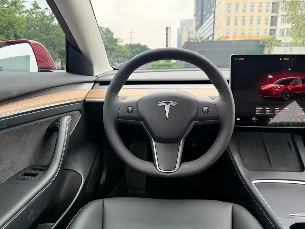 Tesla Model 3 — фото 10