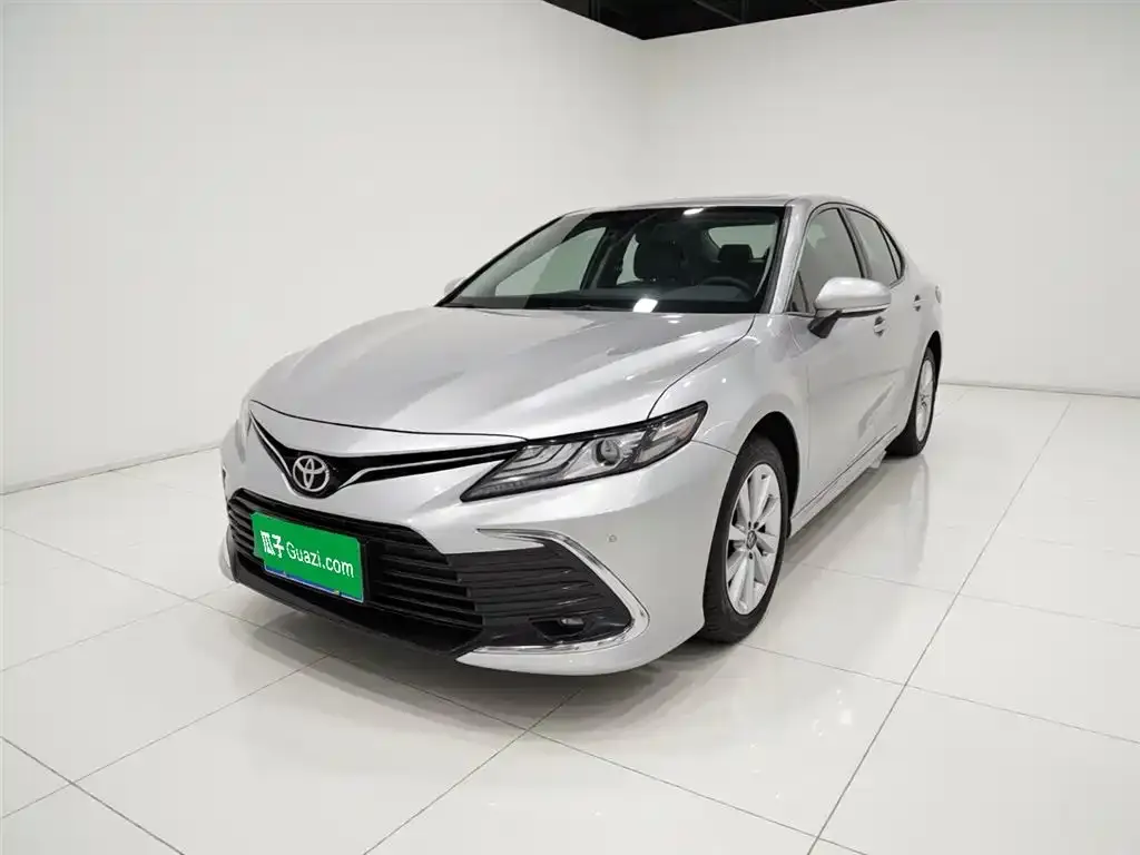 Toyota Camry — фото 1