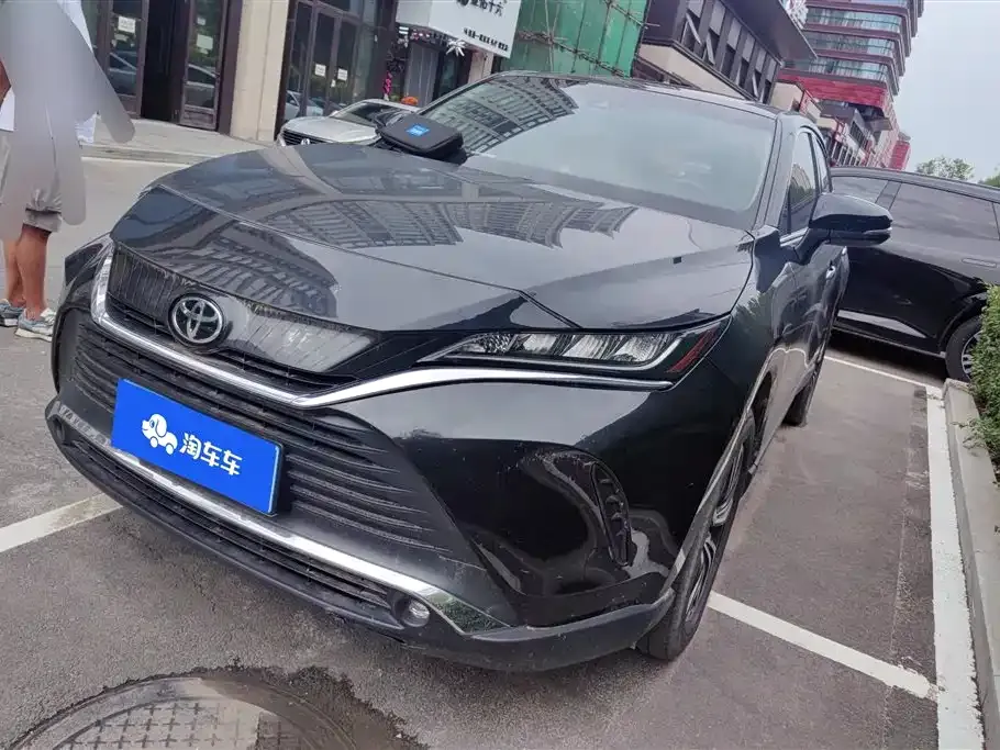Toyota Harrier — фото 1