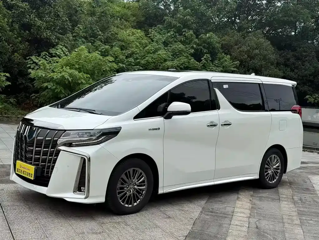 Toyota Alphard — фото 1