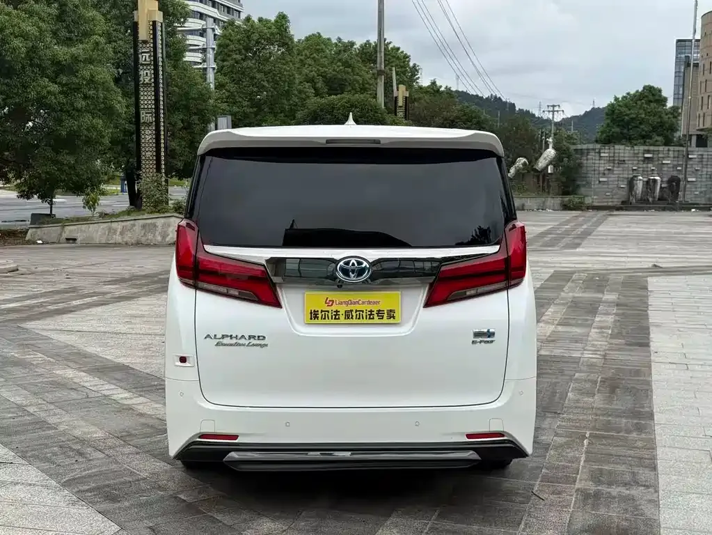 Toyota Alphard — фото 6