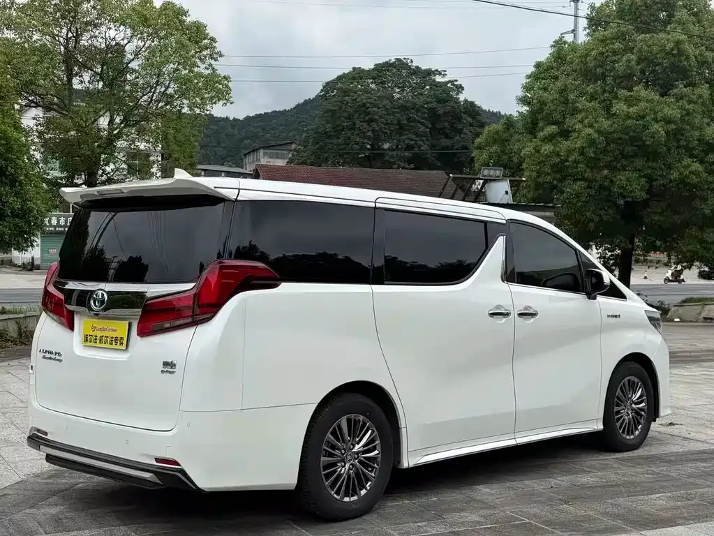 Toyota Alphard — фото 5