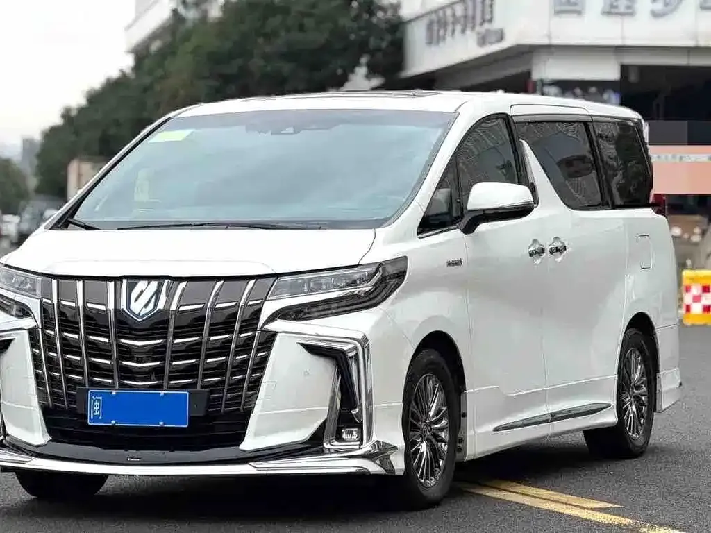 Toyota Alphard — фото 1
