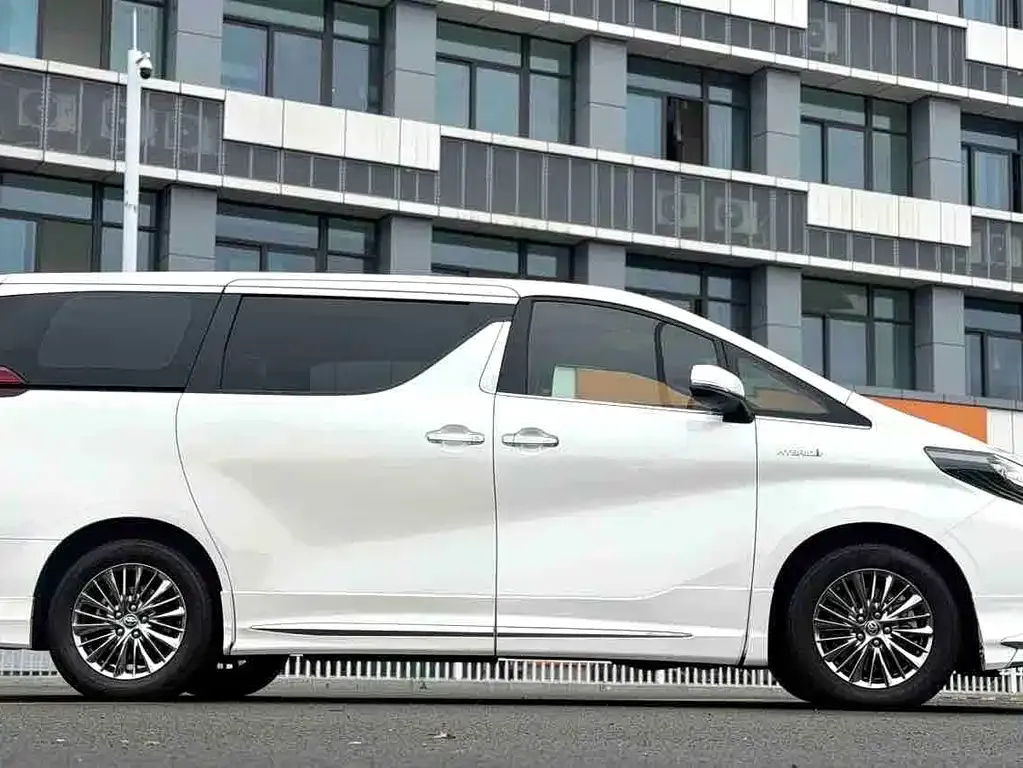 Toyota Alphard — фото 2