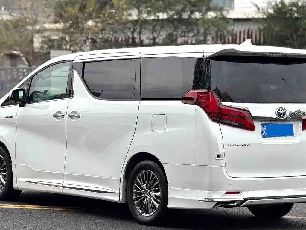 Toyota Alphard — фото 3