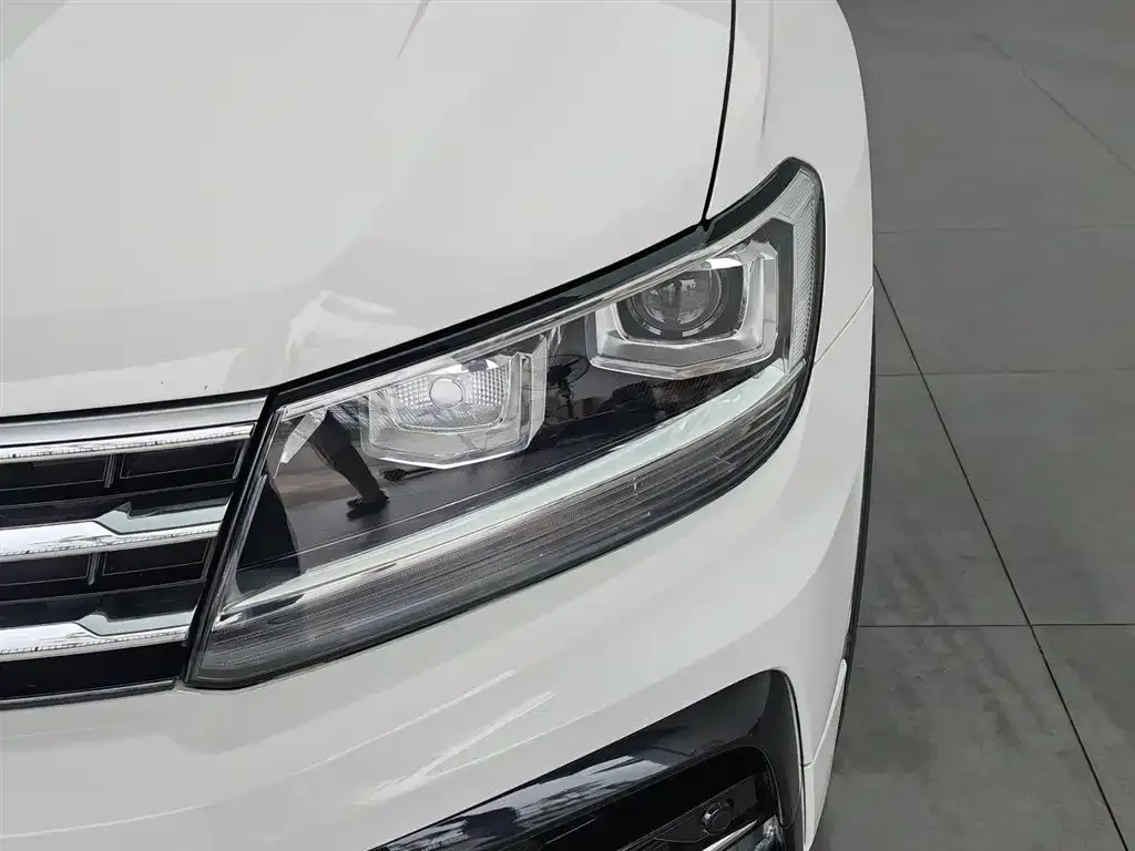 Volkswagen Tiguan L — фото 10