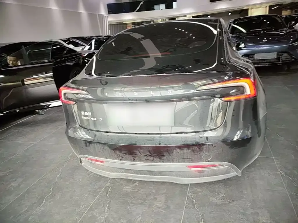 Tesla Model 3 — фото 4