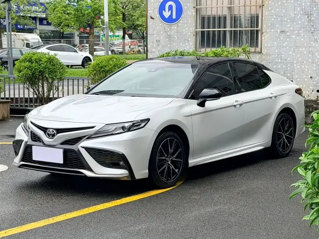 Toyota Camry — фото 1