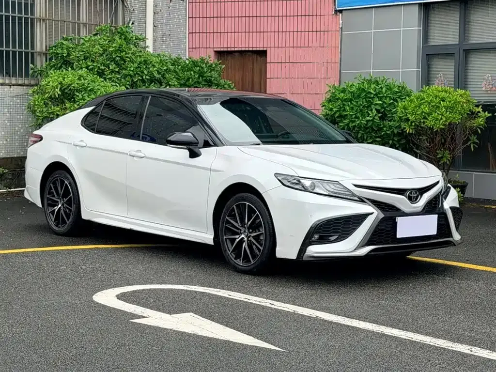 Toyota Camry — фото 5