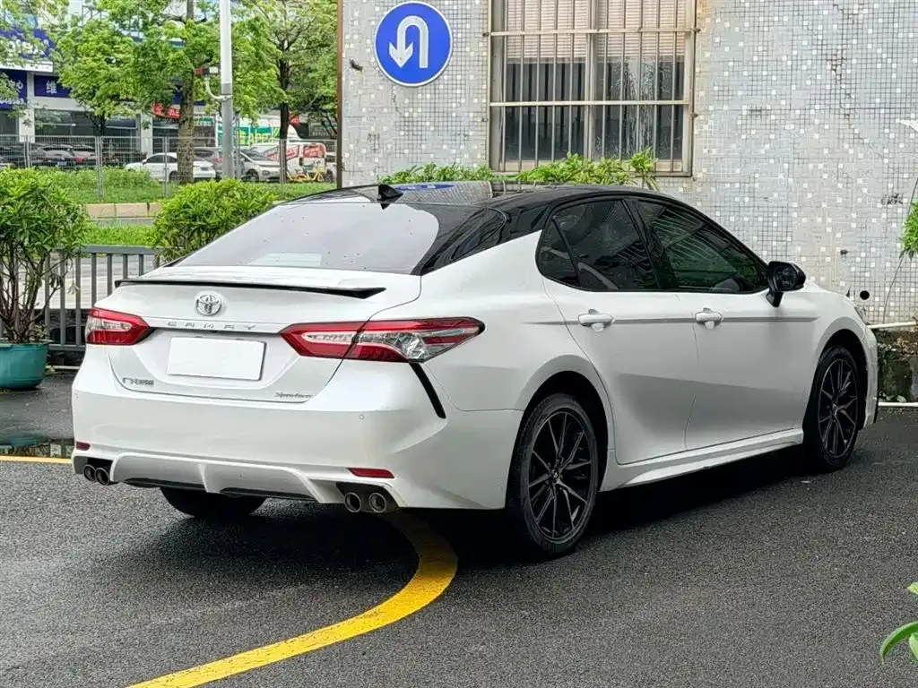 Toyota Camry — фото 8
